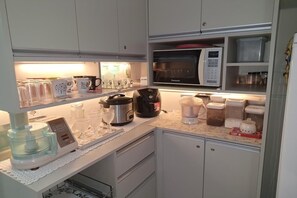 Refrigerador, microondas, horno, placa de cocina