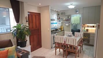 Geladeira, micro-ondas, fogão, cooktop