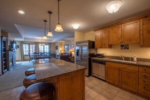 雪櫃、微波爐、焗爐、洗碗機