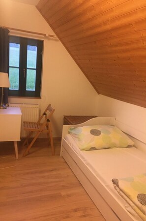 3 bedrooms, travel crib, free WiFi, bed sheets