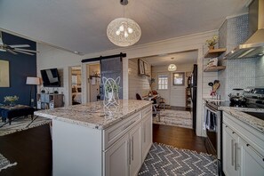 2 soverom, strykejern/-brett, wi-fi (inkludert) og sengetøy