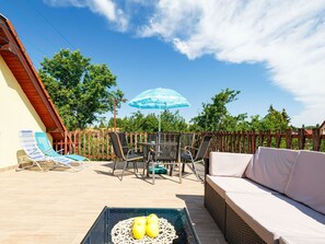 Outdoor dining - Beautiful private villa for 10 guests with WIFI, A/C, private pool, TV and patio (Siófok)