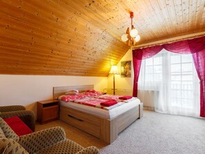 5 bedrooms, free WiFi, bed sheets - Beautiful private villa for 10 guests with WIFI, A/C, private pool, TV and patio (Siófok)