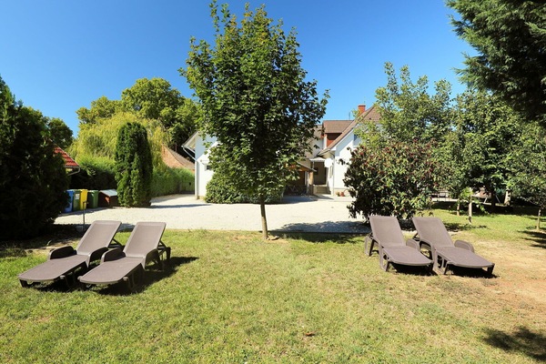 Himmel, Pflanze, Eigentum, Pflanzengemeinschaft, Schatten, Baum, Grundstueck, Gartenmöbel, Natürliche Landschaft, Strassenbelag