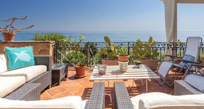 Beautiful private villa for 6 guests with WIFI, A/C, TV and terrace