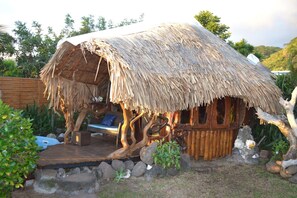 Property grounds - beach front bungalow in paea tahiti (Tahiti)