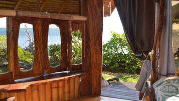 Escritorio, tabla de planchar con plancha, wifi gratis y ropa de cama