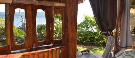 Escritorio, tabla de planchar con plancha, wifi gratis y ropa de cama