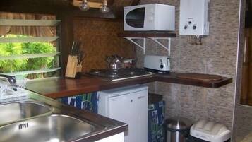 Kühlschrank, Mikrowelle, Herdplatte, Wasserkocher mit Kaffee-/Teezubehör