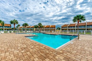 حمّام سباحة مُدفَّأ