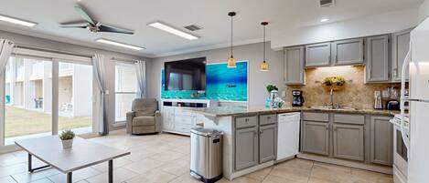 Geladeira, micro-ondas, fogão, cooktop