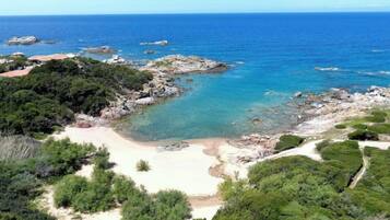 Una spiaggia nelle vicinanze