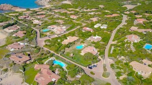 Vue aérienne d’un quartier résidentiel avec des maisons, des routes et une côte.