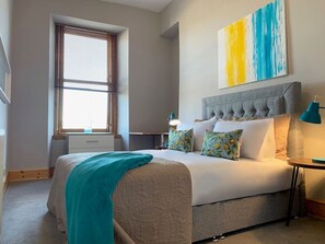 3 makuuhuonetta, silitysrauta/-lauta, vuodevaatteet