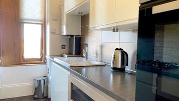 Kjøleskap, mikrobølgeovn, ovn og kokeplater