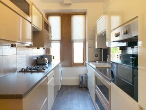 Jääkaappi, mikroaaltouuni, uuni, liesi