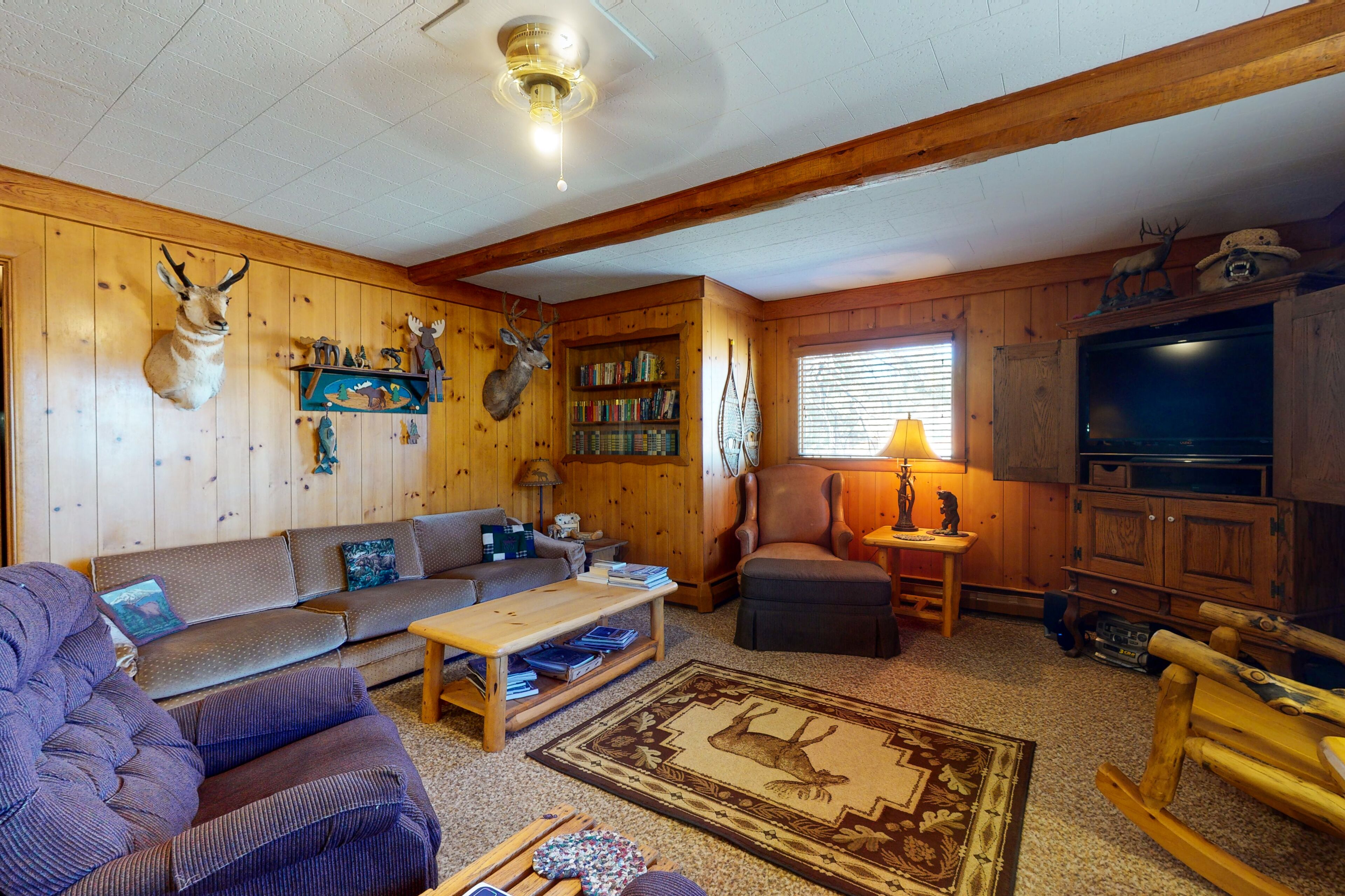 Comfortable cabin w/ wood stove & game room - close to golf and National Forest!