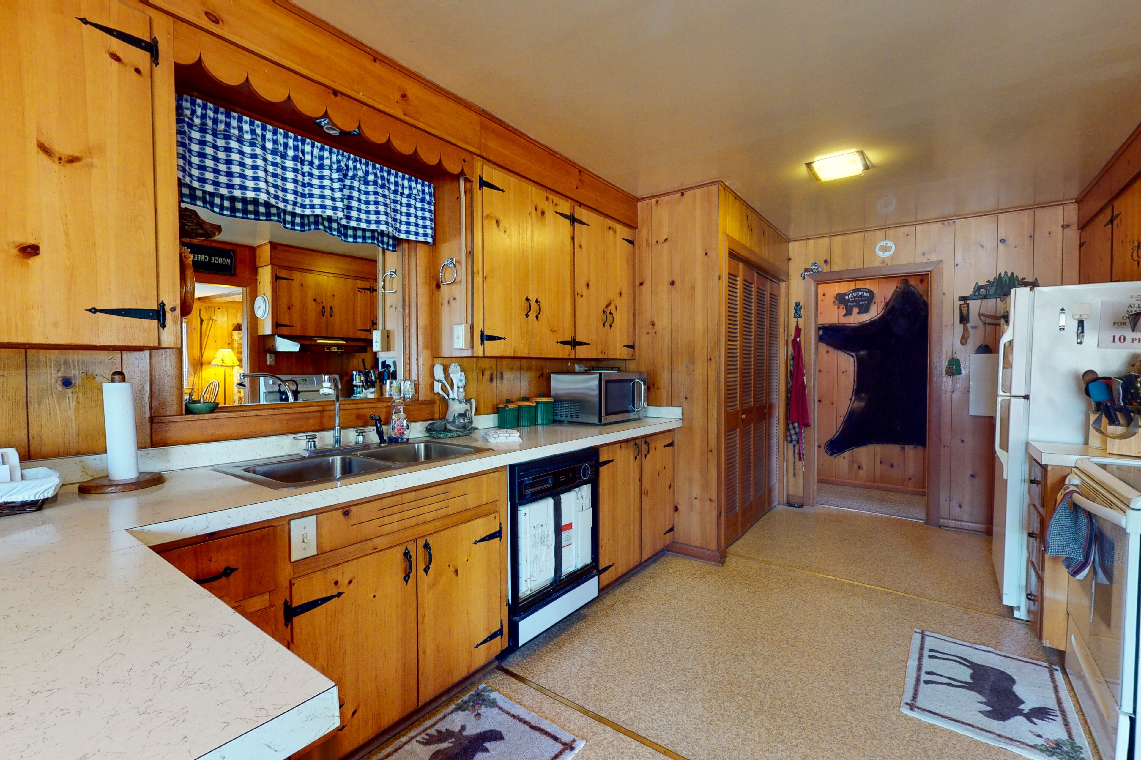 Comfortable cabin w/ wood stove & game room - close to golf and National Forest!