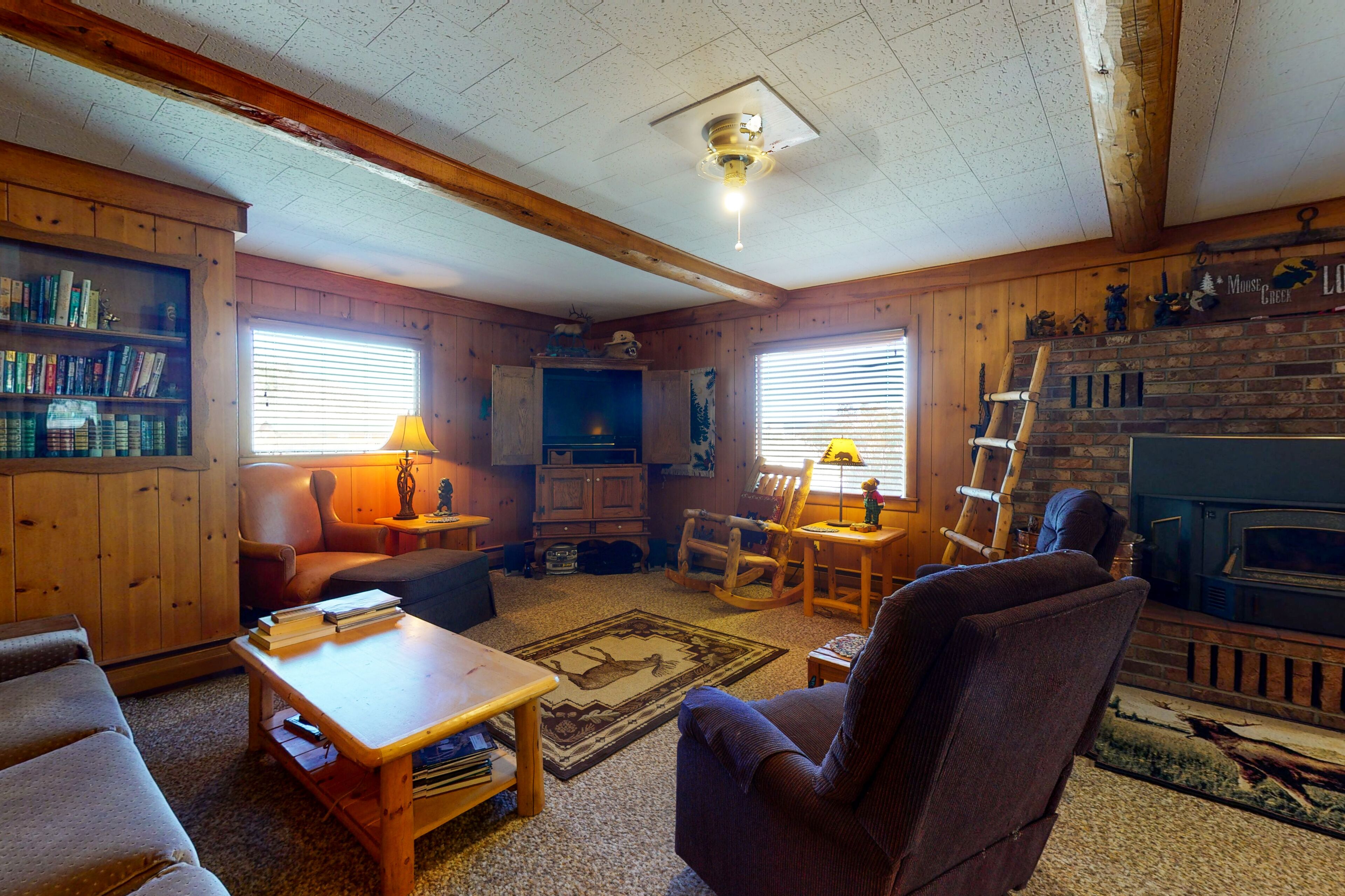 Comfortable cabin w/ wood stove & game room - close to golf and National Forest!
