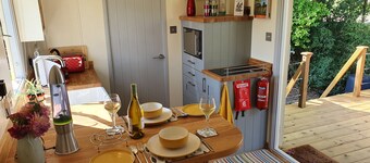 The Pheasant, sleeps two in Great Ellingham, Norfolk with hot tub