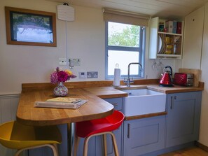 Fridge, microwave, toaster - The Pheasant Shepherds Hut (Great Ellingham)
