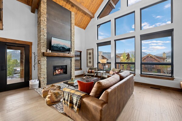 Smart TV, fireplace, stereo