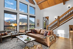 Smart TV, fireplace, stereo