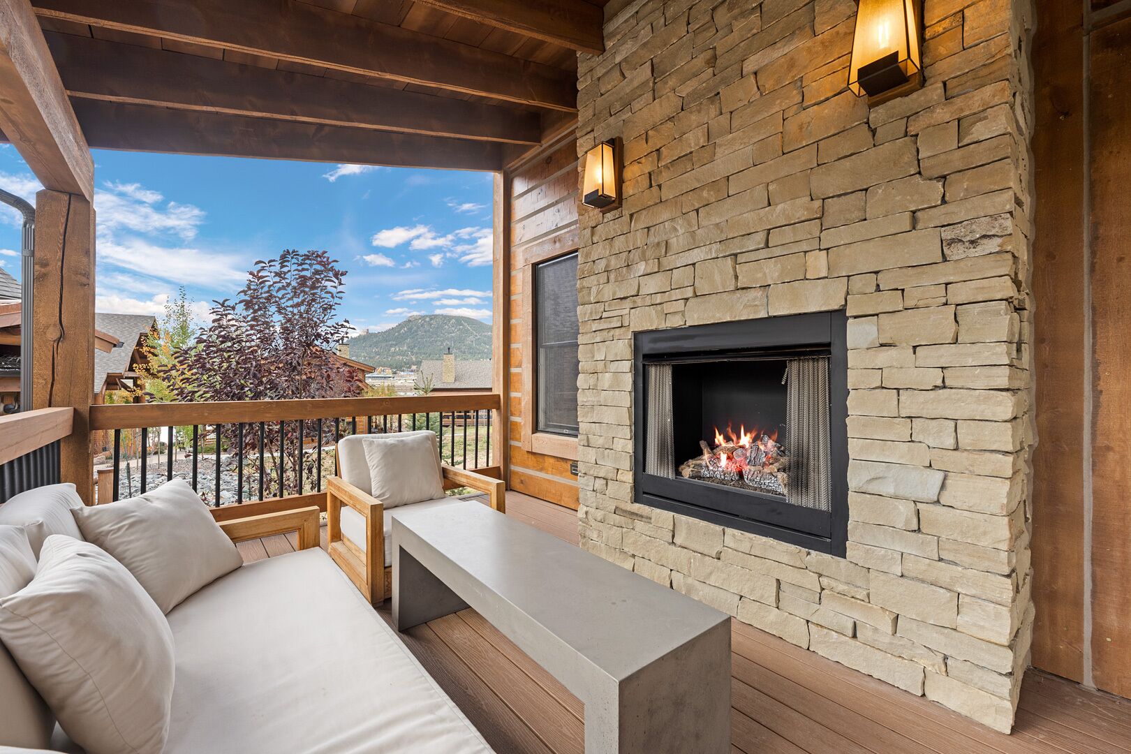 Beautiful Views! Jacuzzi, Indoor/ Outdoor Fireplace, Steps to Lake Estes
