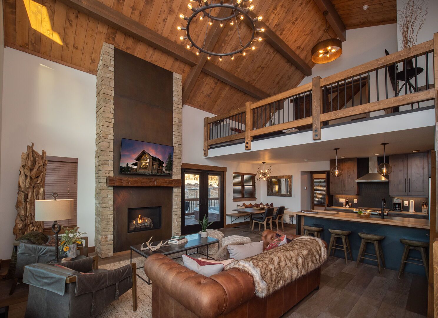 Relax in Luxury - Jacuzzi, Indoor/Outdoor Fireplace