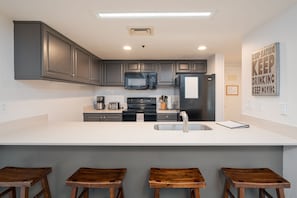 Refrigerador, microondas, horno y parrilla de estufa 