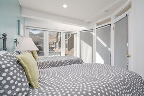 2 bedrooms, iron/ironing board, travel cot, free WiFi - Ski in Ski out with a view. Fantastic 2 bed condo. (Park City)