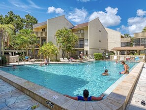 Een buitenzwembad, een verwarmd zwembad