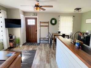 Dining - Charming 1BR Downtown APT | Newly Remodeled | Walk to Restaurants, Shops & Parks! (Spearfish)