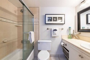 Badewanne, Haartrockner, Handtücher, Seife