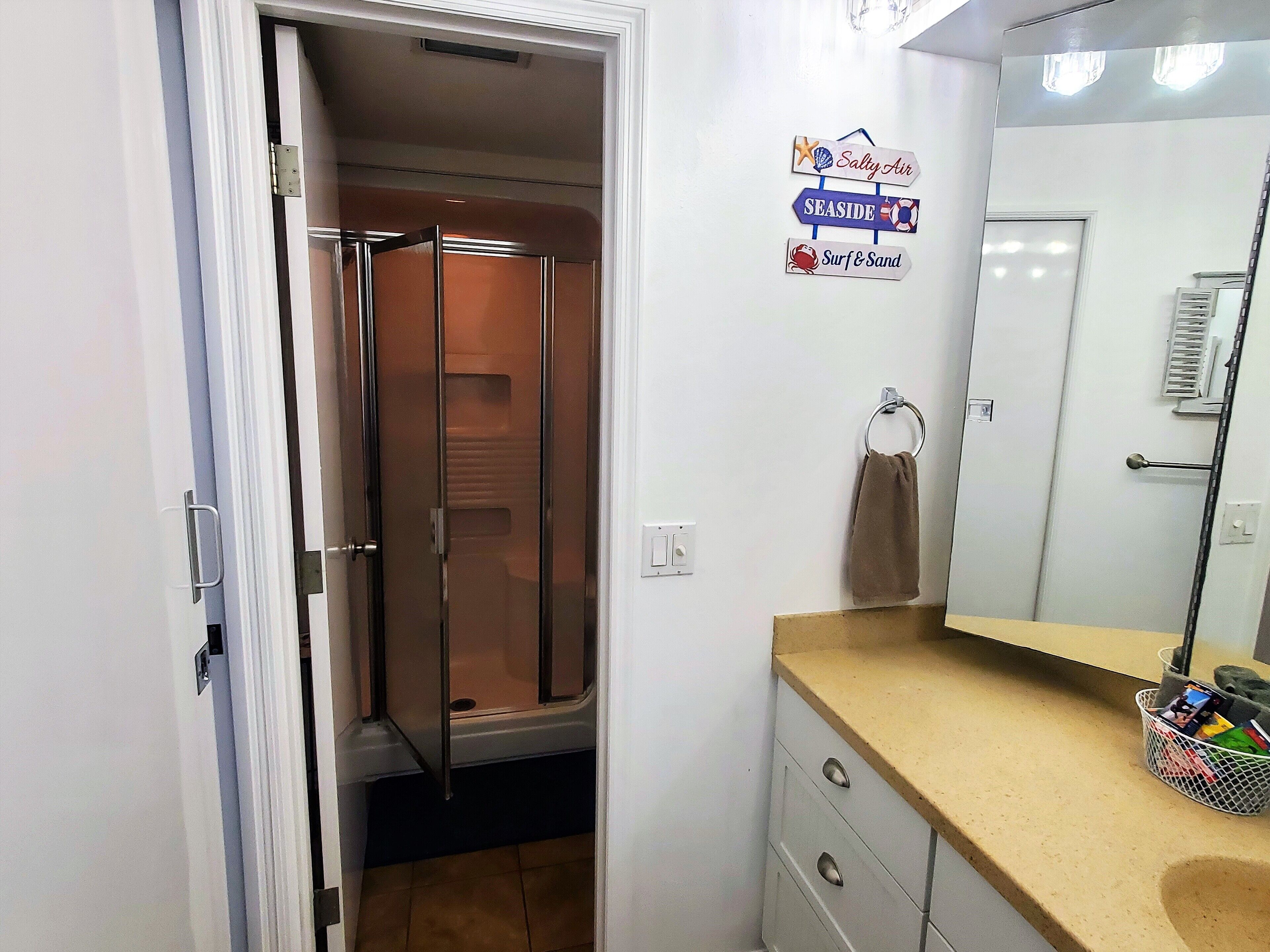 Waterside #28 1 Bedroom, FREE Parking, Beaches, WIFI, Family Friendly, Top Floor