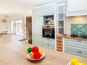 Een koelkast, een magnetron, een oven, een vaatwasser