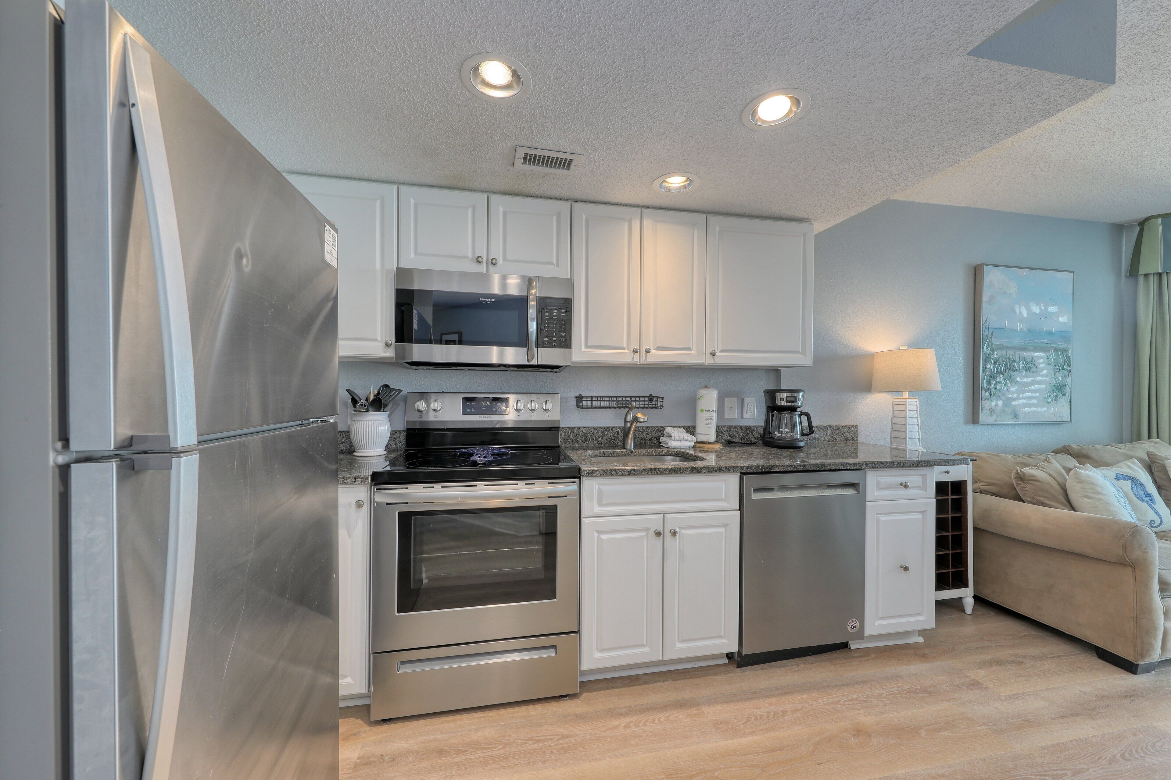 Geladeira, micro-ondas, fogão, cooktop