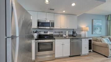 Geladeira, micro-ondas, fogão, cooktop