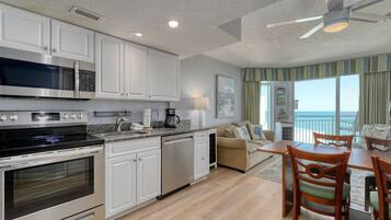 Refrigerador, microondas, horno, placa de cocina