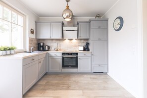 冷蔵庫、電子レンジ、オーブン、コンロ