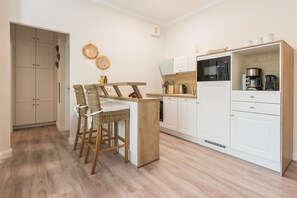 Kühlschrank, Mikrowelle, Ofen, Geschirrspüler