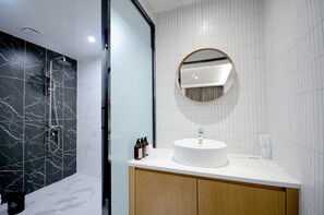 Deluxe Twin Room | Bathroom | Free toiletries, hair dryer, bathrobes, towels - Hound Hotel Gijang (Busan)