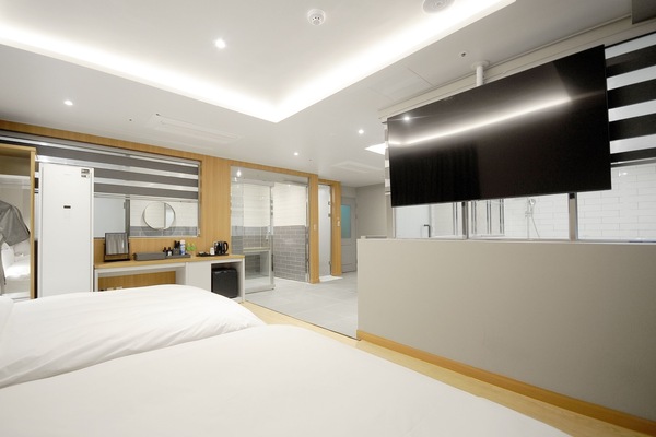 Muebles diferentes, espacio para trabajar con laptop y wifi gratis