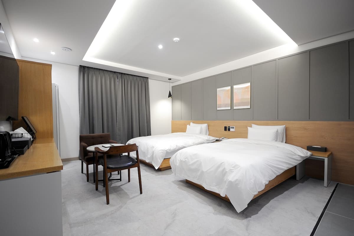 Deluxe Twin Room | Laptop workspace, free WiFi, individually furnished, bed sheets