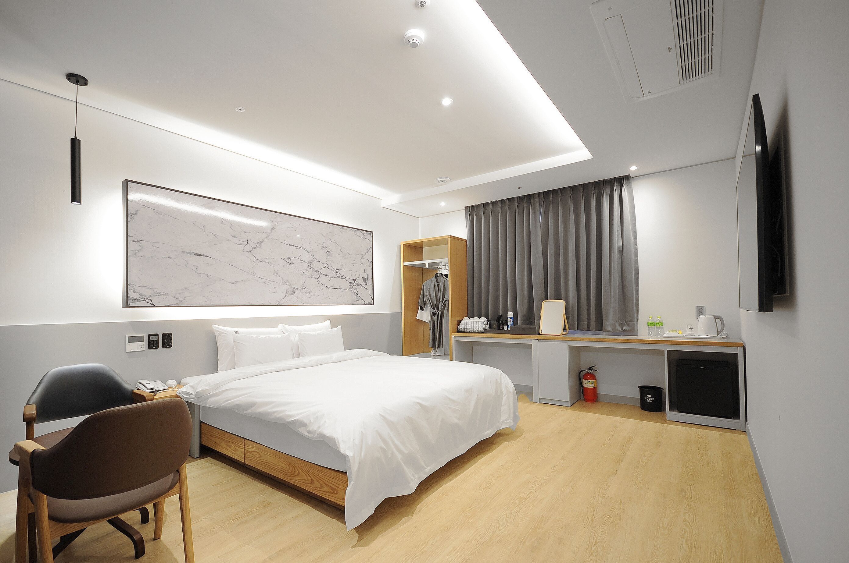 Individually furnished, laptop workspace, free WiFi, bed sheets