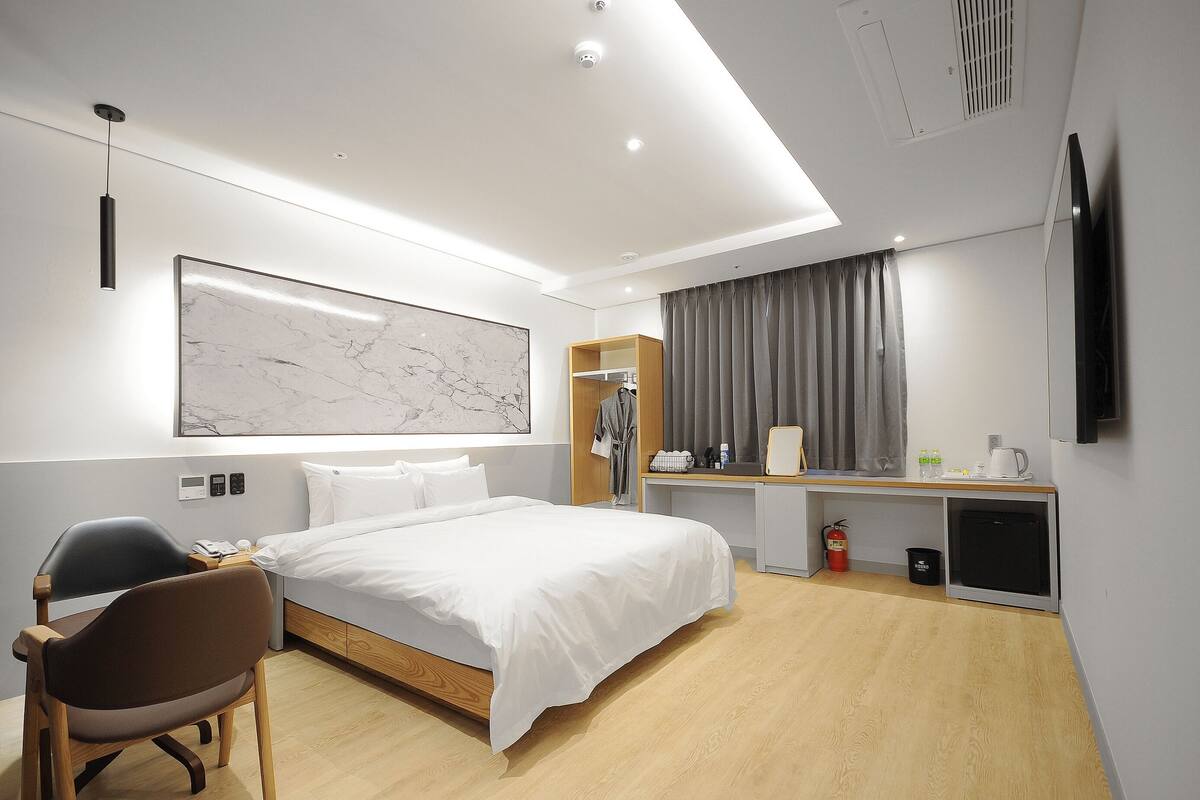 Superior Deluxe | Laptop workspace, free WiFi, individually furnished, bed sheets
