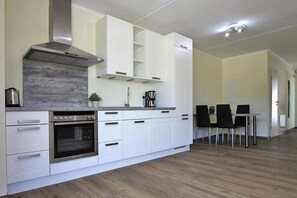 Réfrigérateur, four, plaque de cuisson, lave-vaisselle