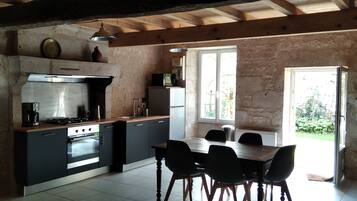 Geladeira, micro-ondas, fogão, cooktop