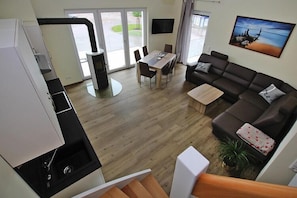 Smart TV, fireplace