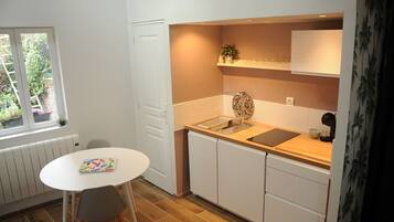 Réfrigérateur, micro-ondes, plaque de cuisson, cafetiÚre/bouilloire